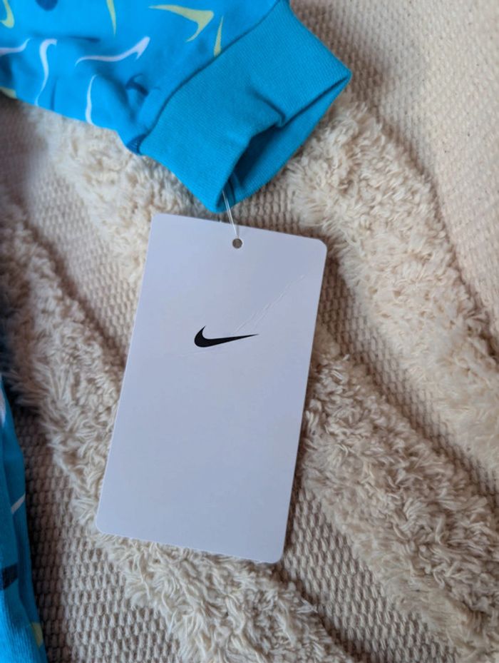 Combinaison 6 mois. Nike. Neuf - photo numéro 3