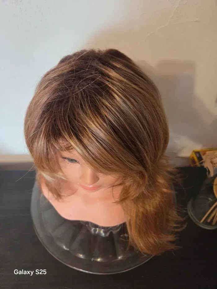 Perruque blonde léchée châtain longue - photo numéro 9