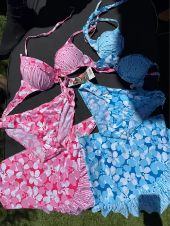 Neuf lot de 2 maillots de bain 2 pièces + paréos taille L