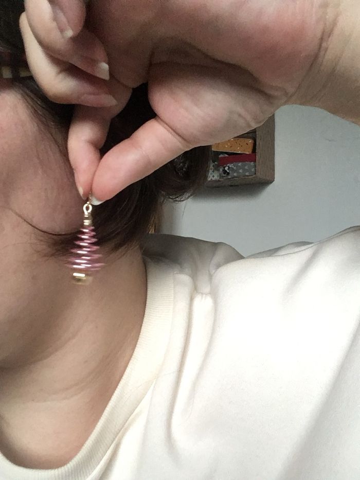 Boucles d’oreilles NEUVES pour femme forme sapin Noël 🎄 couleurs rose et doré - photo numéro 2