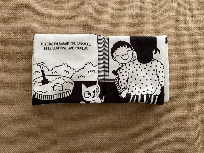 Livre en tissu noir et blanc Je suis heureux que tu sois là Laura Van Bouchout - photo numéro 4