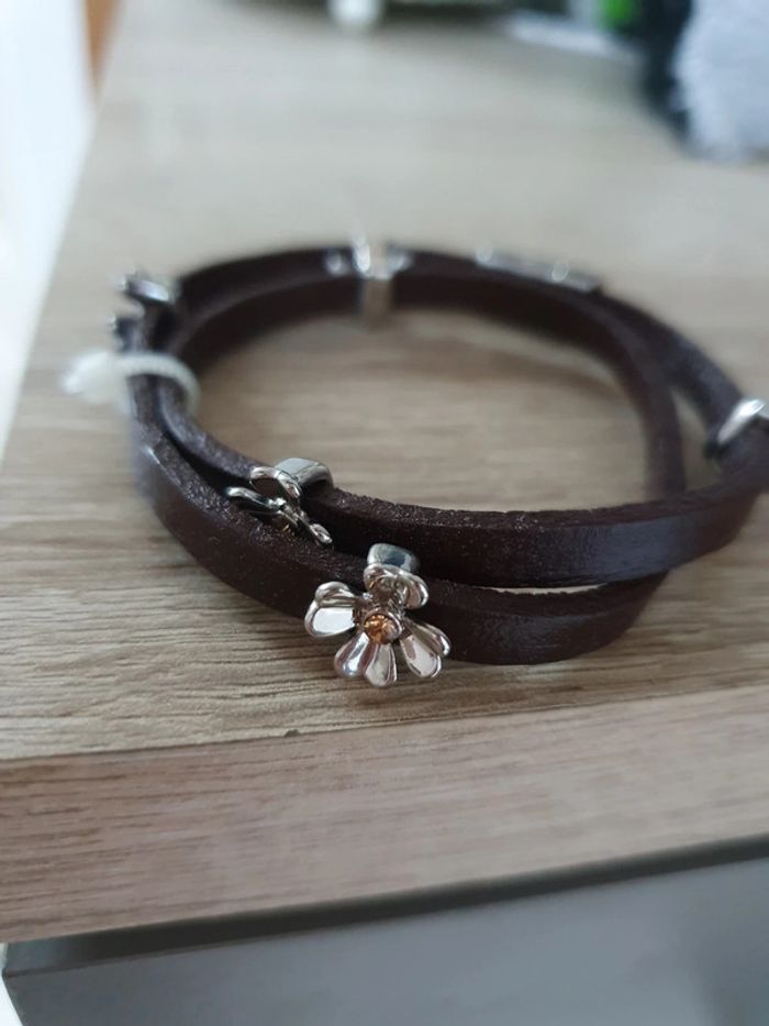 Bracelet en cuir.