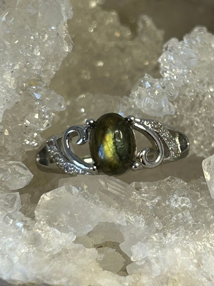 Bague réglable en Labradorite – Protection et intuition