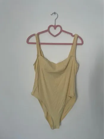 Body jaune pastel