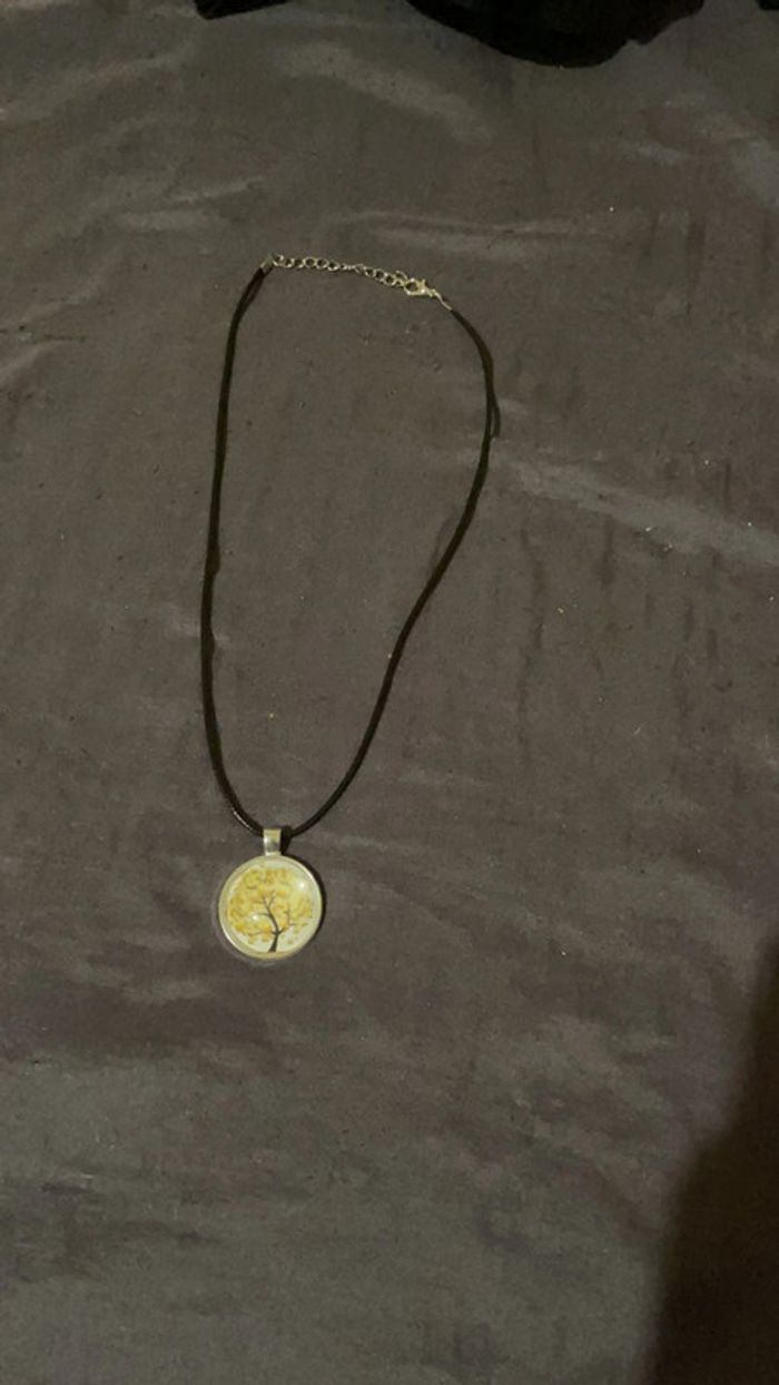 Collier pendentif rond avec images d’arbre