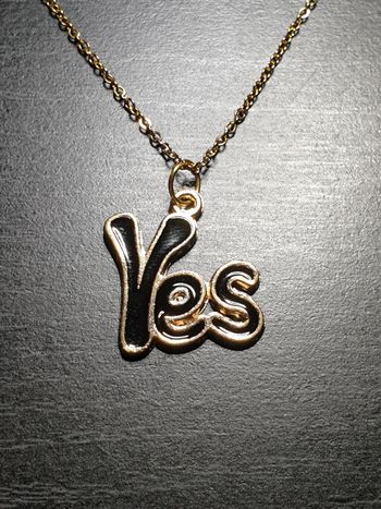Collier "Yes"