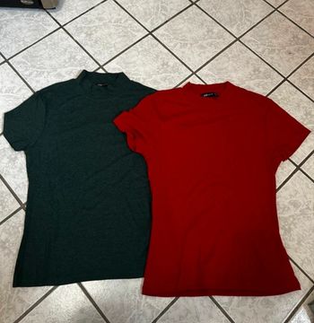 Lot de 2 t-shirts rouge et vert foncé – FB Sister – Taille S - Neufs sans étiquette