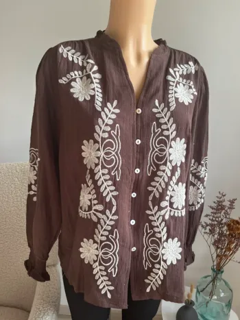 Chemise chocolat et broderies 100% coton