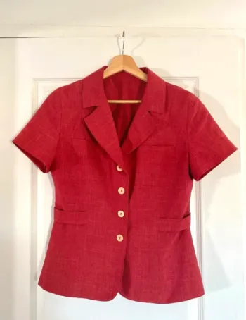 Blazer chemise vintage rouge framboise – coupe cintrée – vibe 90s/2000s chic