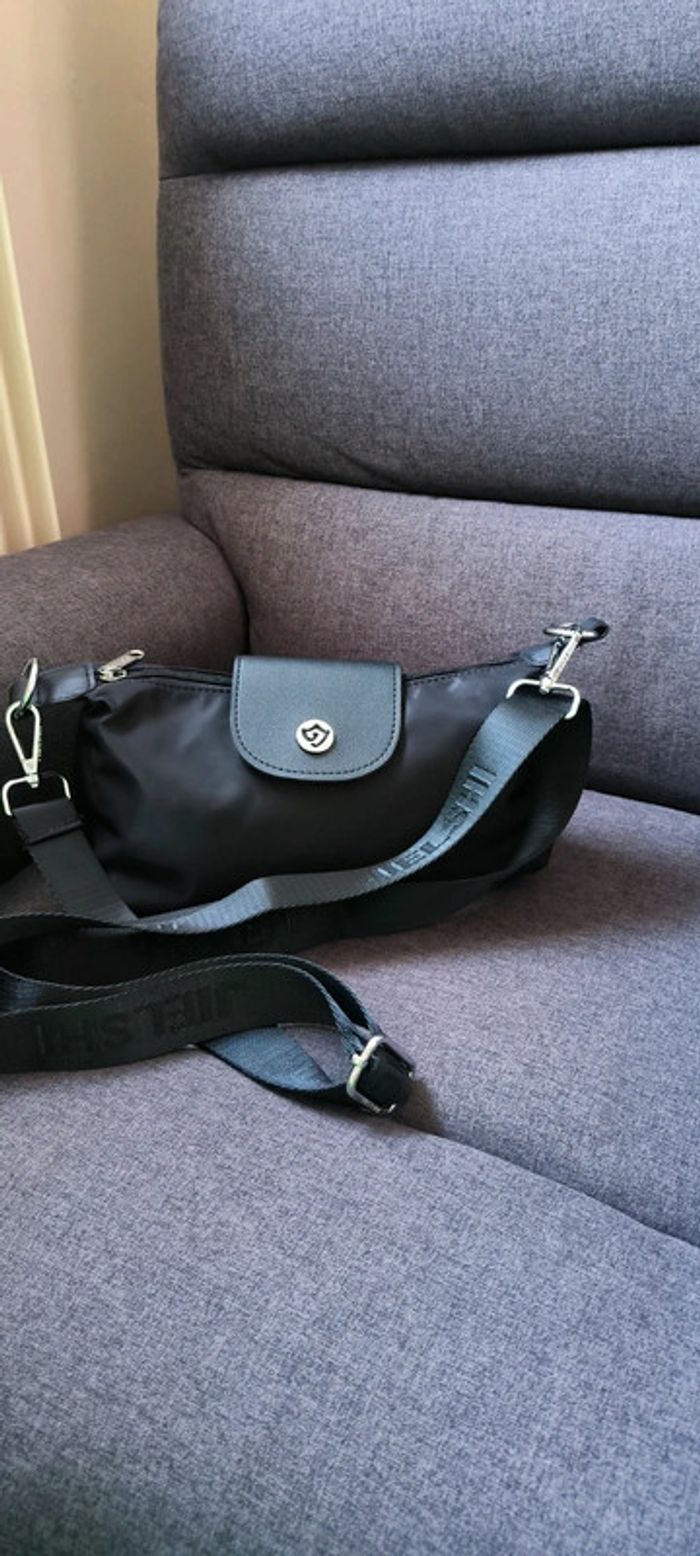 Sac à bandoulière très tendance de très bonne qualité avec compartiment - photo numéro 9
