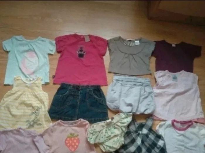 Lot de 24 vêtements fille. et 2 chapeaux. Saison été. Taille 18 mois - photo numéro 3