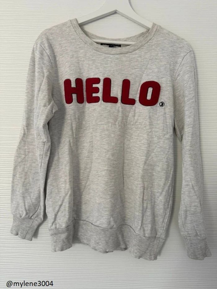 Sweat blanc crème avec écritures rouges "Hello" à manches longues