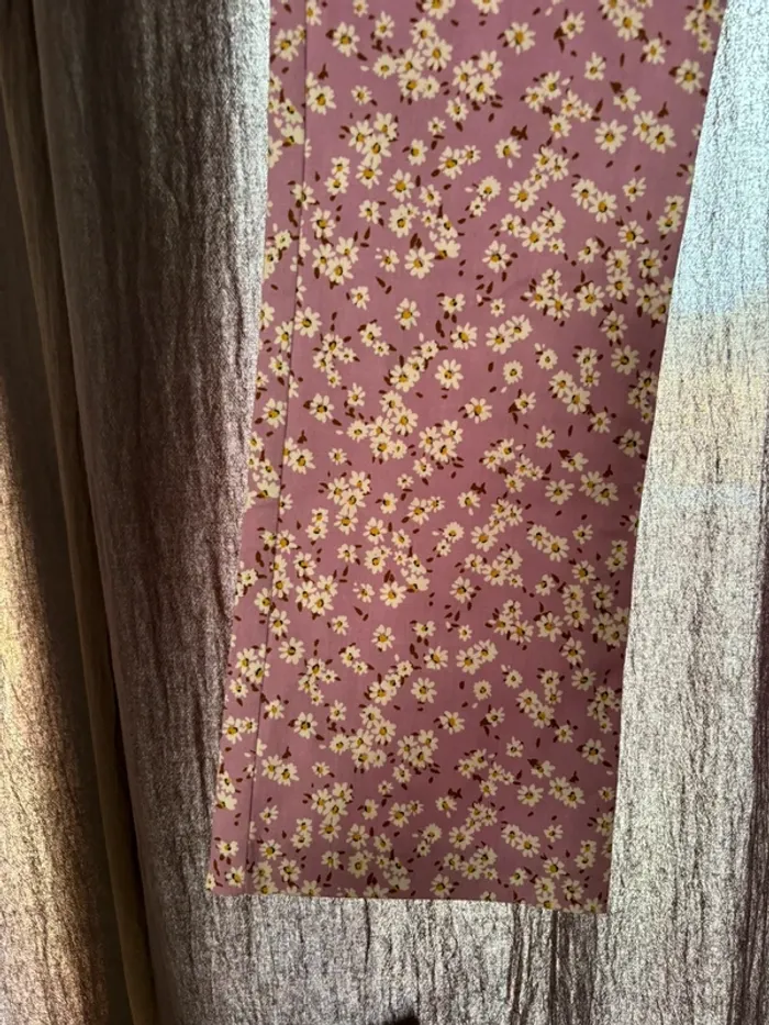 Pantalon rose avec marguerites - photo numéro 2