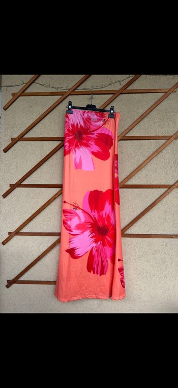 Robe  orange et rouge avec des fleurs