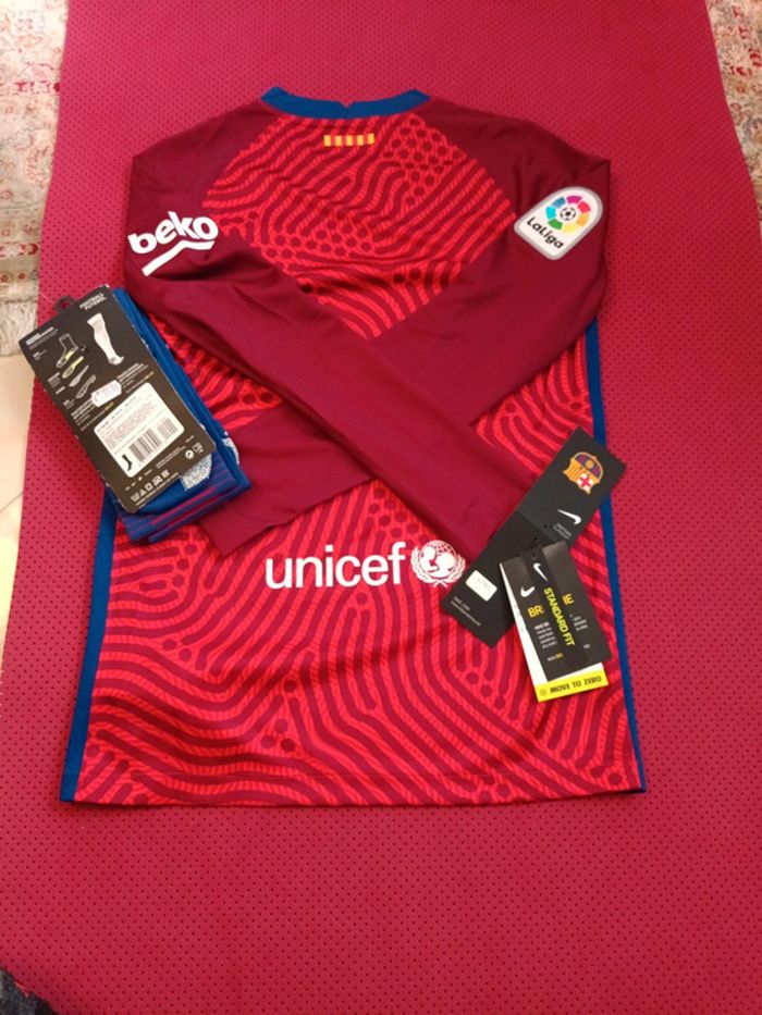 Maillot de foot FC Barcelone + chaussettes, Nike Authentique Officiel taille enfant 12/13 ans, Neuf - photo numéro 15