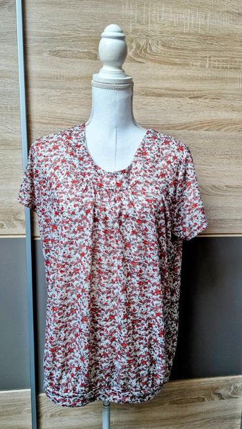 Blouse fleurie.