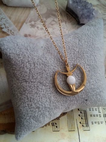 collier féminin sacré lune et pierre de lune