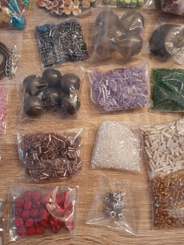 Lot de 40 sachets de perles et accessoires - photo numéro 4