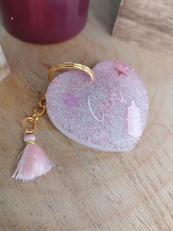 Porte clé coeur bébé fille avec pompon rose