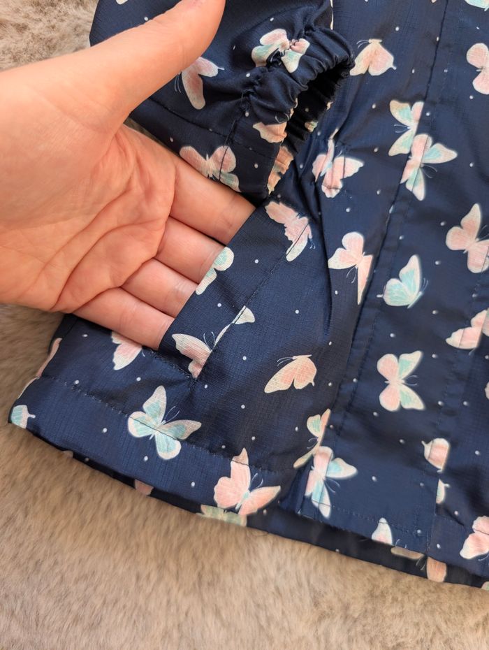 Imperméable fille 3-6 mois Primark – bleu marine papillons pastel – doublé polaire – excellent état - photo numéro 2
