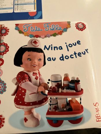Petite fille Nina joue au docteur