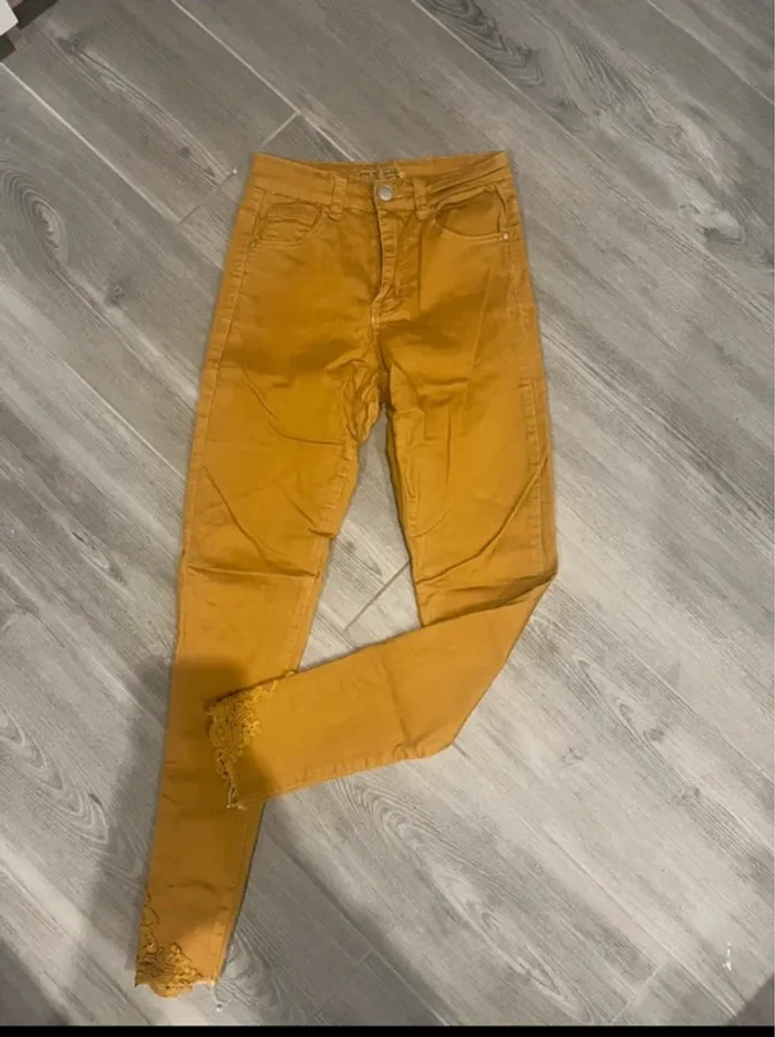 Jean avec broderie en bas de jambe moutarde