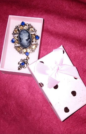 Broche fantaisie camé bleu et doré- pierres  bleues et jaune