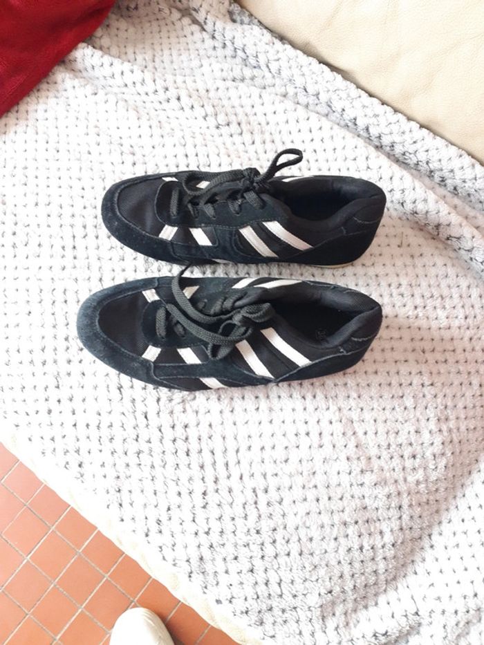 Baskets noires et blanches