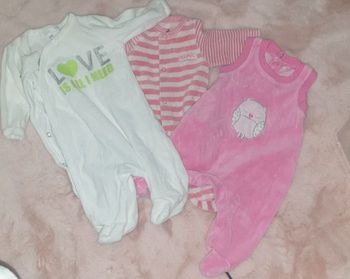 Lots vetements bébé  fille 1 mois