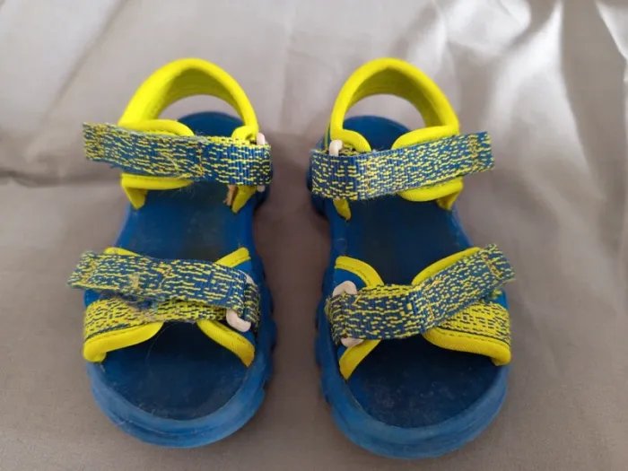 Paire de sandales 24