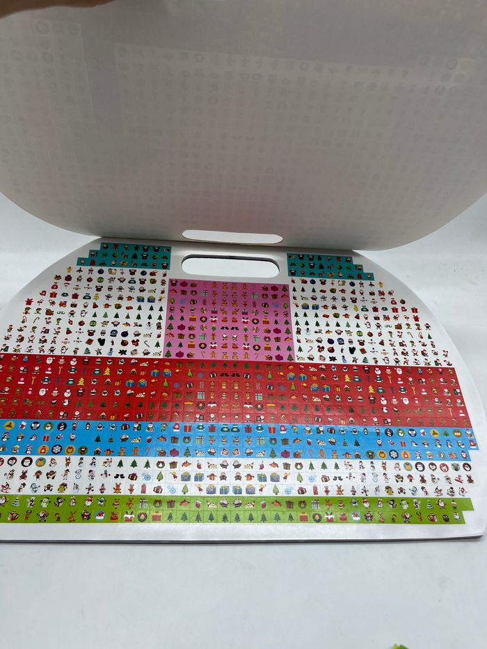 Valisette livre d’activités Spécial Noël avec ces crayons de couleurs et 1500 autocollants neuf - photo numéro 2
