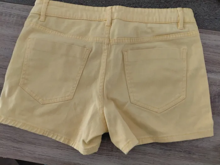 Short jaune - photo numéro 2