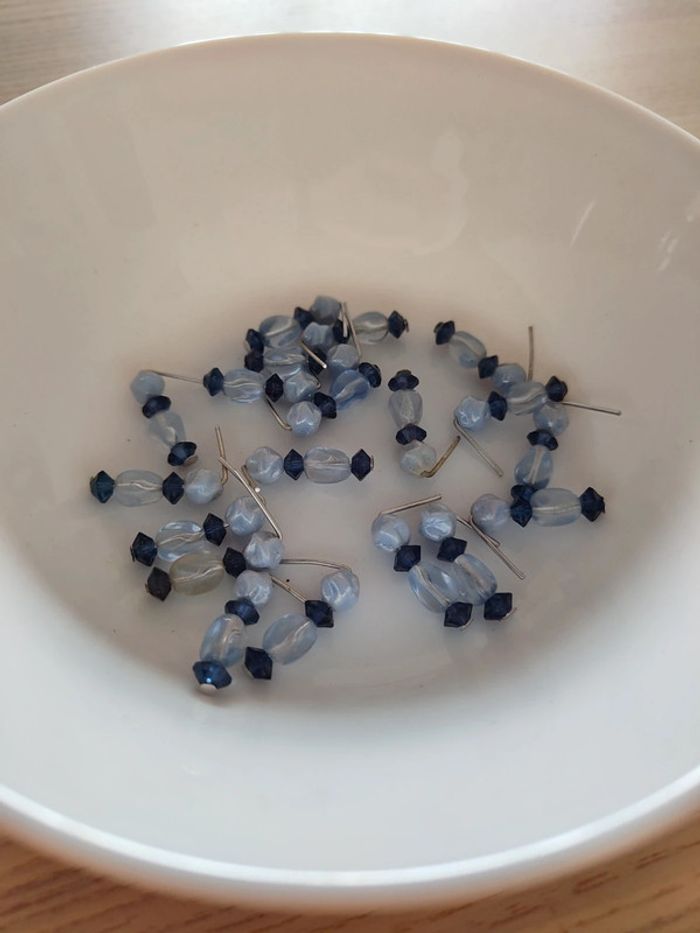 15 perles bleues