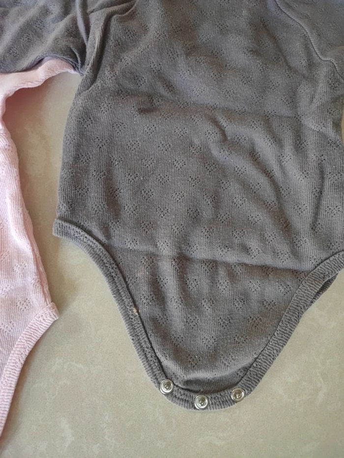 Lot 2 bodys 1 mois 🩷🩶 - photo numéro 7