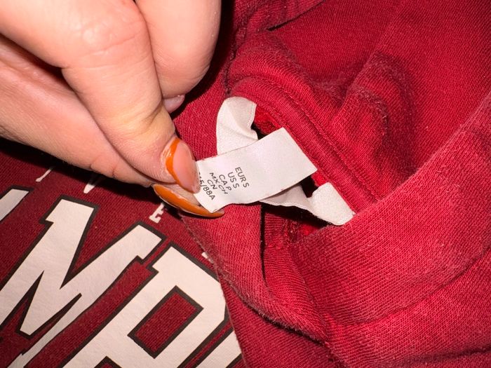 Pull rouge à capuche - photo numéro 2