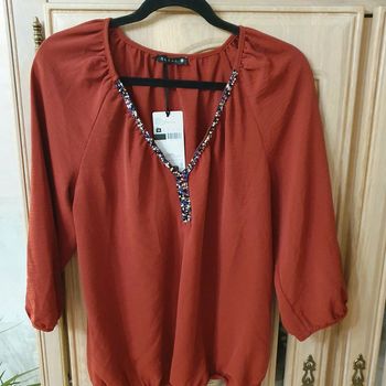 Magnifique haut femme Col en V  Avec perle couleur rouille taille 38 Breal
