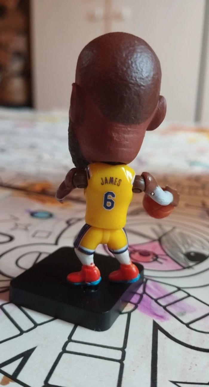 Petite figurine basketball NBA neuve LeBron James los Angeles Lakers - photo numéro 2