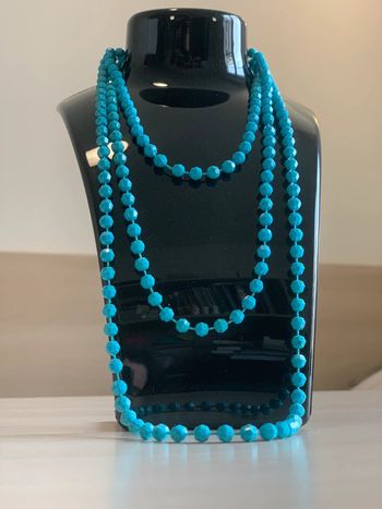 Collier bleu long.