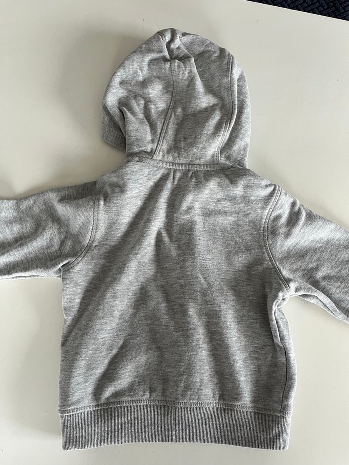 Sweat zippé à capuche gris clair 4 ans