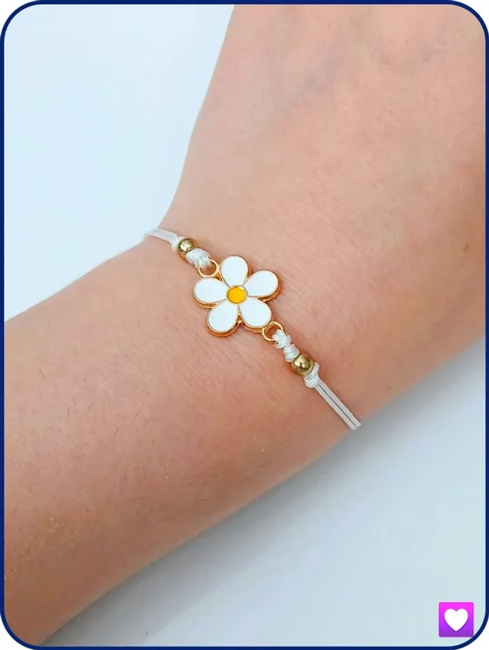 Bracelet fleur blanche sur cordon ajustable – look minimaliste - photo numéro 2