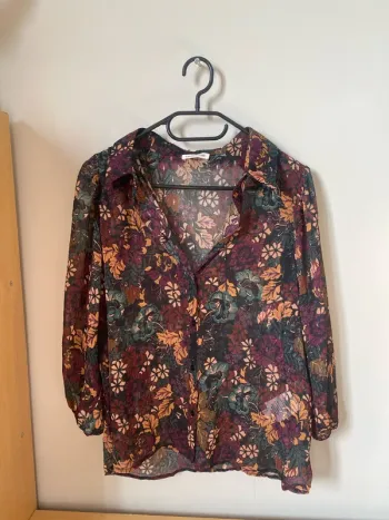 Chemise transparente à fleurs