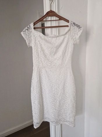 Robe en dentelle blanche