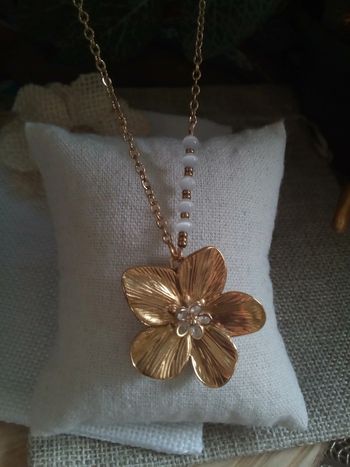 Collier fleur bohème avec pierres de sélénite de sélénite
