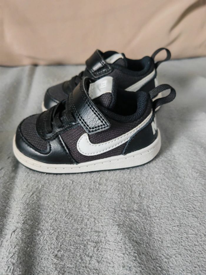 Baskets Nike taille 18 - photo numéro 2