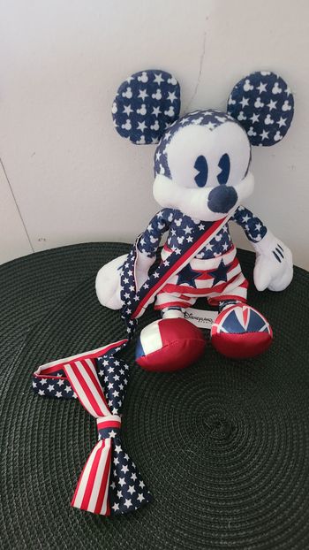 DOUDOU PELUCHE MICKEY BLEU BLANC ROUGE DRAPEAUX USA FRANCE ANGLETERRE DISNEYLAND NOEUD PAPILLON AMER