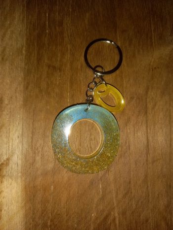 Porte clé lettre.O sable et résine epoxy