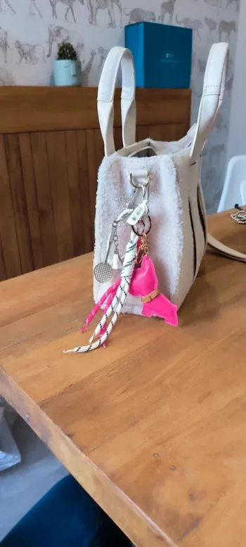 Gri-gri porte clés sac chien fushia