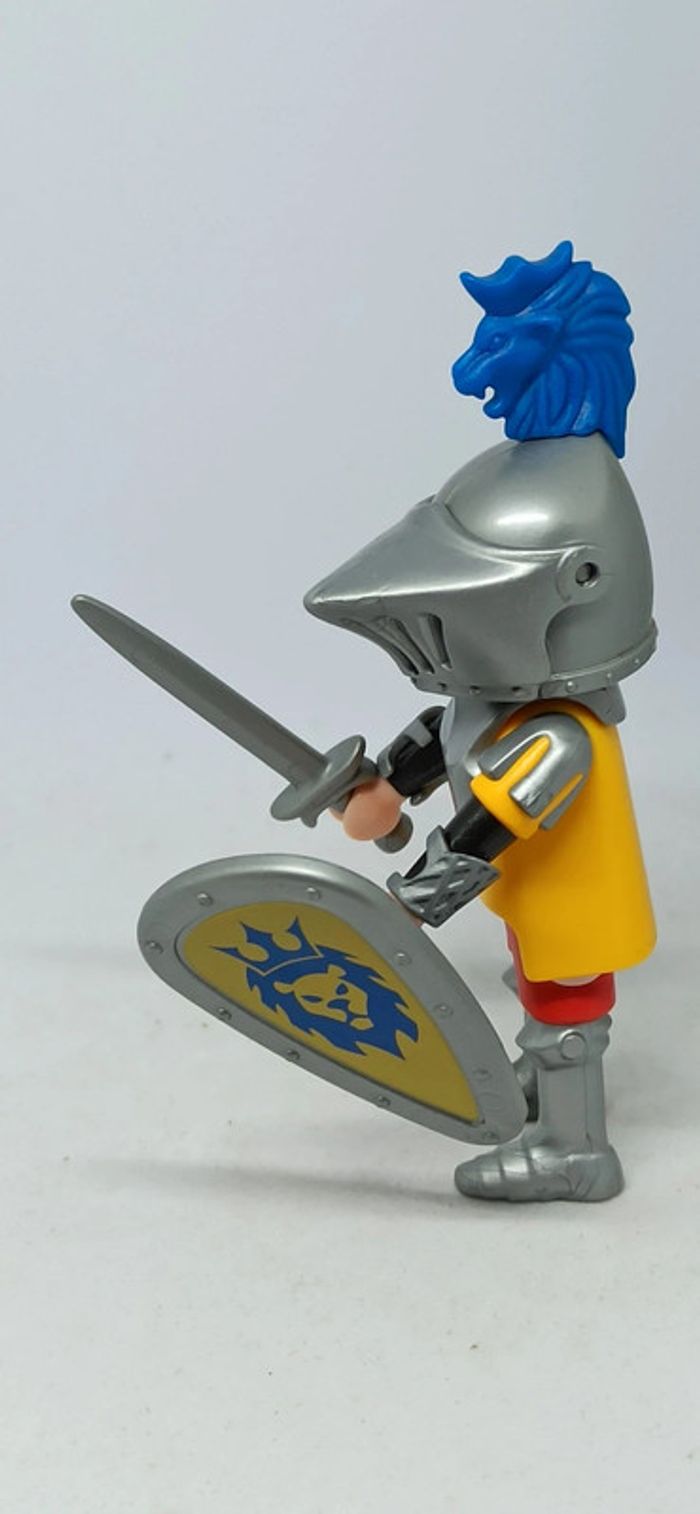 Homme chevalier avec petit lion bleu sur le casque et bouclier motif lion plume - photo numéro 5