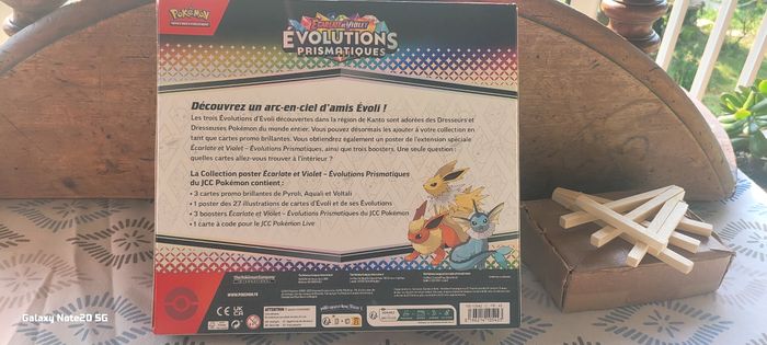 Titre : Coffret Pokémon Écarlate & Violet – Évolutions Prismatiques – Poster exclusif – Neuf - photo numéro 2