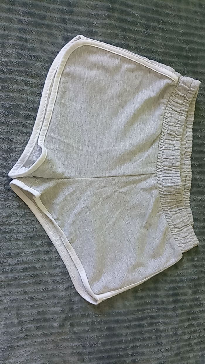 Short gris de sport ou pour l'été